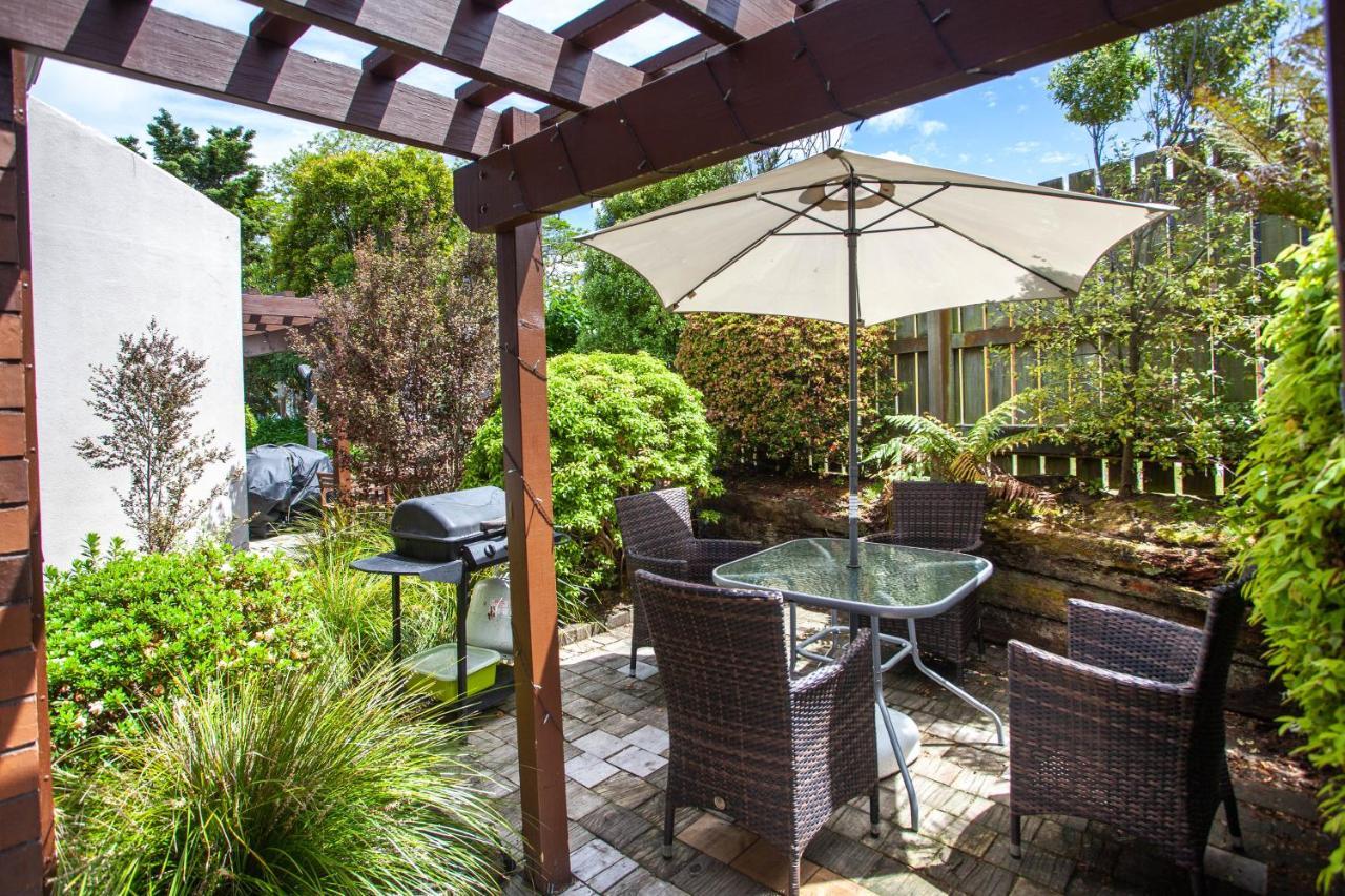 Cascades Lakefront Motel Lac Lac Taupo Extérieur photo A patio with a pergola