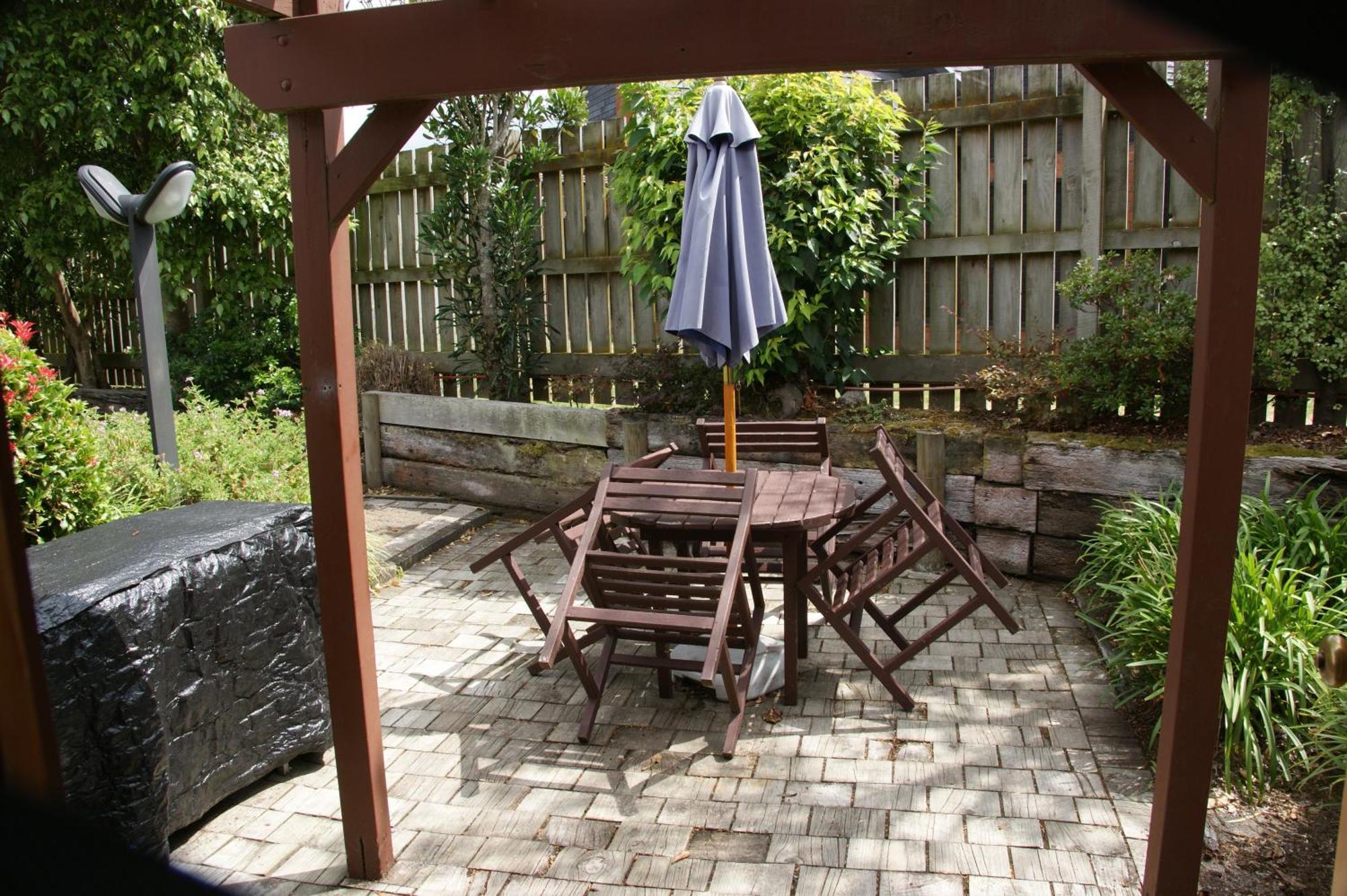 Cascades Lakefront Motel Lac Lac Taupo Chambre photo A backyard patio
