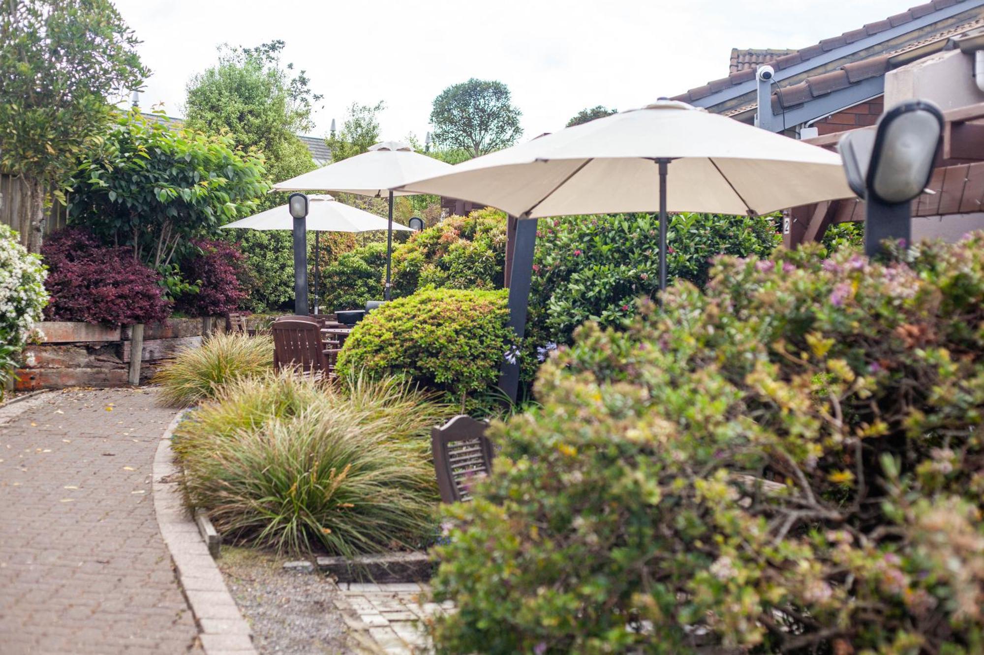 Cascades Lakefront Motel Lac Lac Taupo Chambre photo The garden at The Old Red Lion
