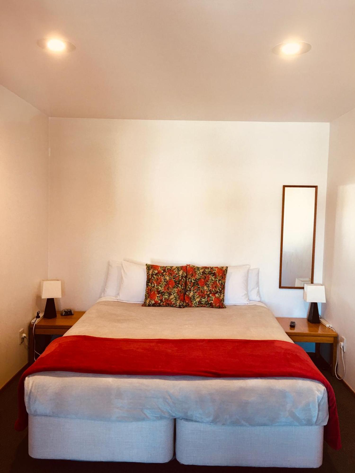 Cascades Lakefront Motel Lac Lac Taupo Extérieur photo A bedroom at the hotel