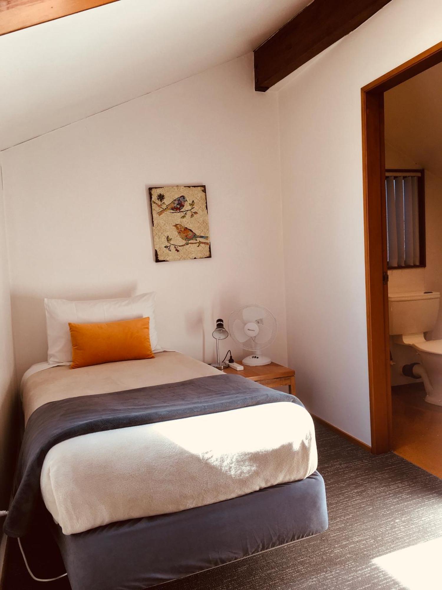 Cascades Lakefront Motel Lac Lac Taupo Extérieur photo A single room at the hotel