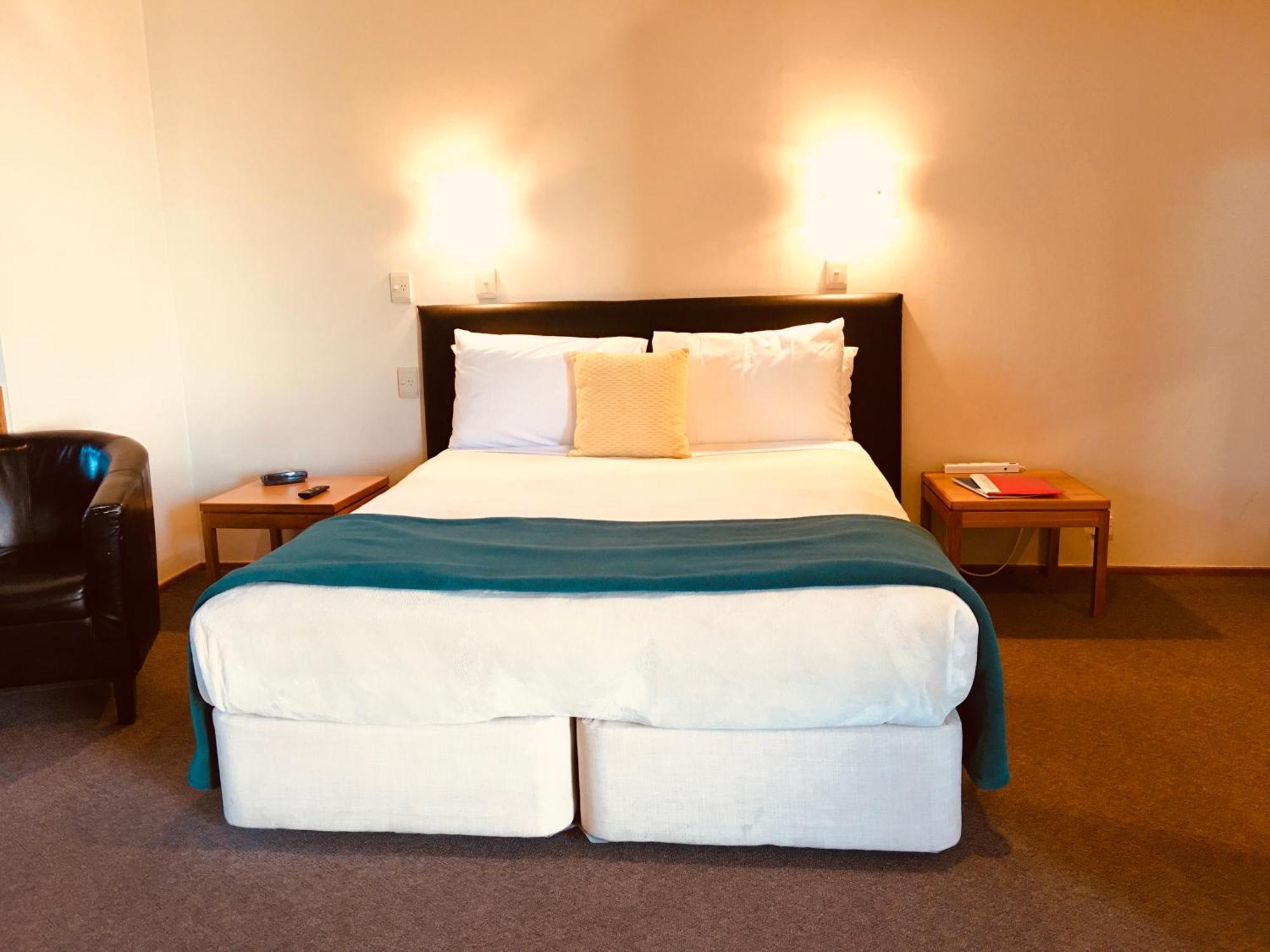 Cascades Lakefront Motel Lac Lac Taupo Extérieur photo A bed in a hotel room