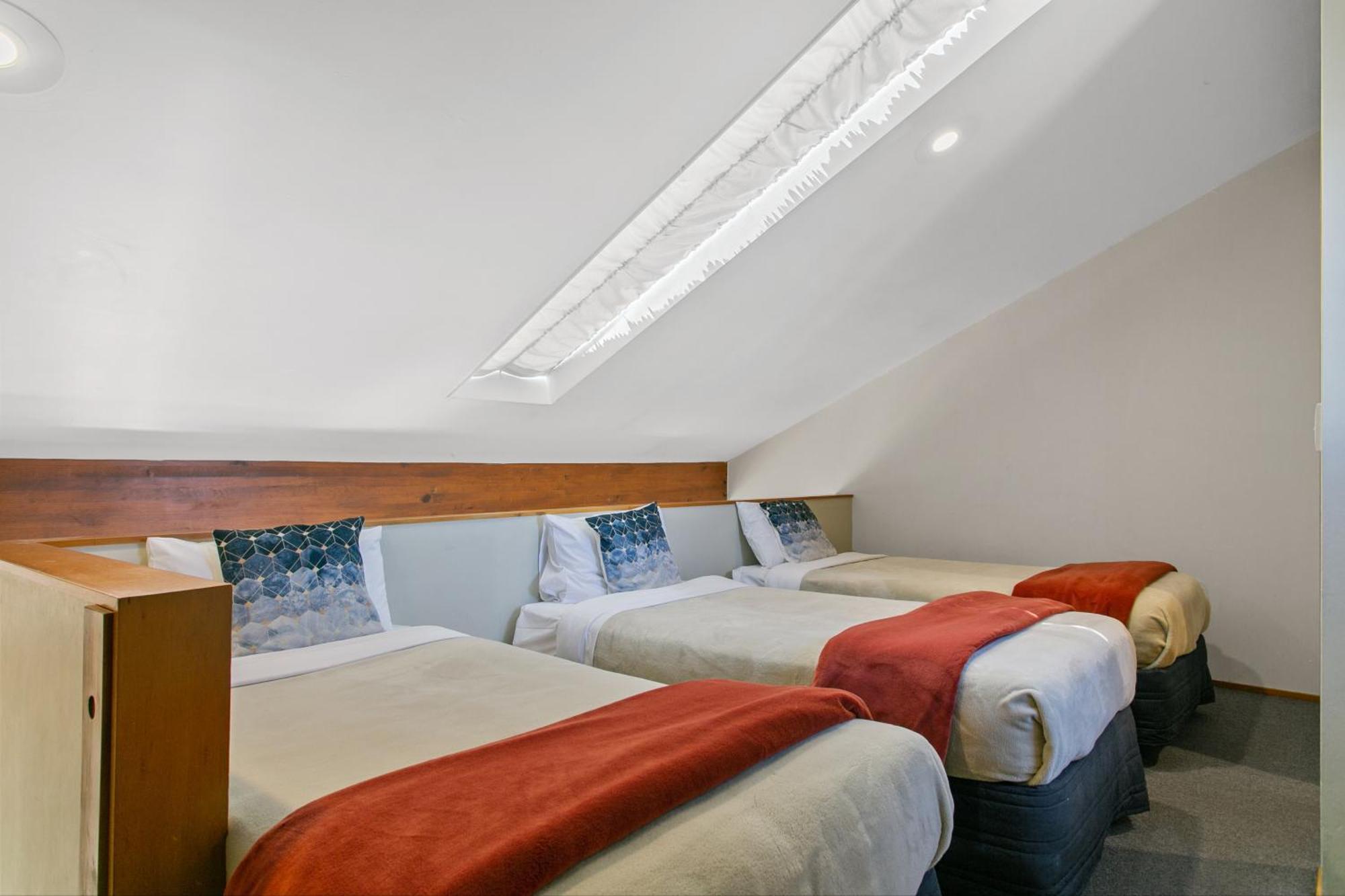 Cascades Lakefront Motel Lac Lac Taupo Extérieur photo Skylight in a hotel room