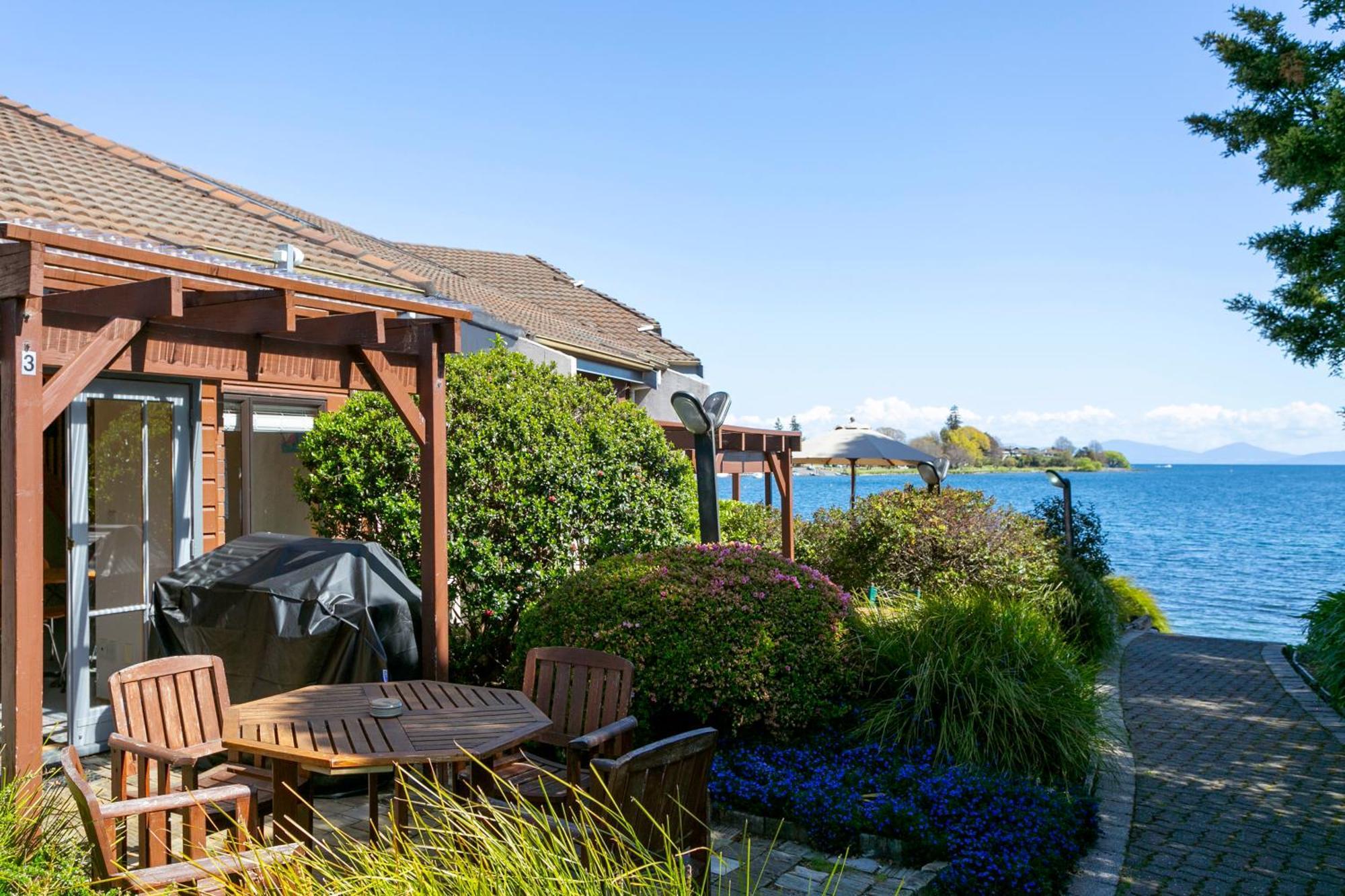 Cascades Lakefront Motel Lac Lac Taupo Extérieur photo A view of Lake Taupo from the resort