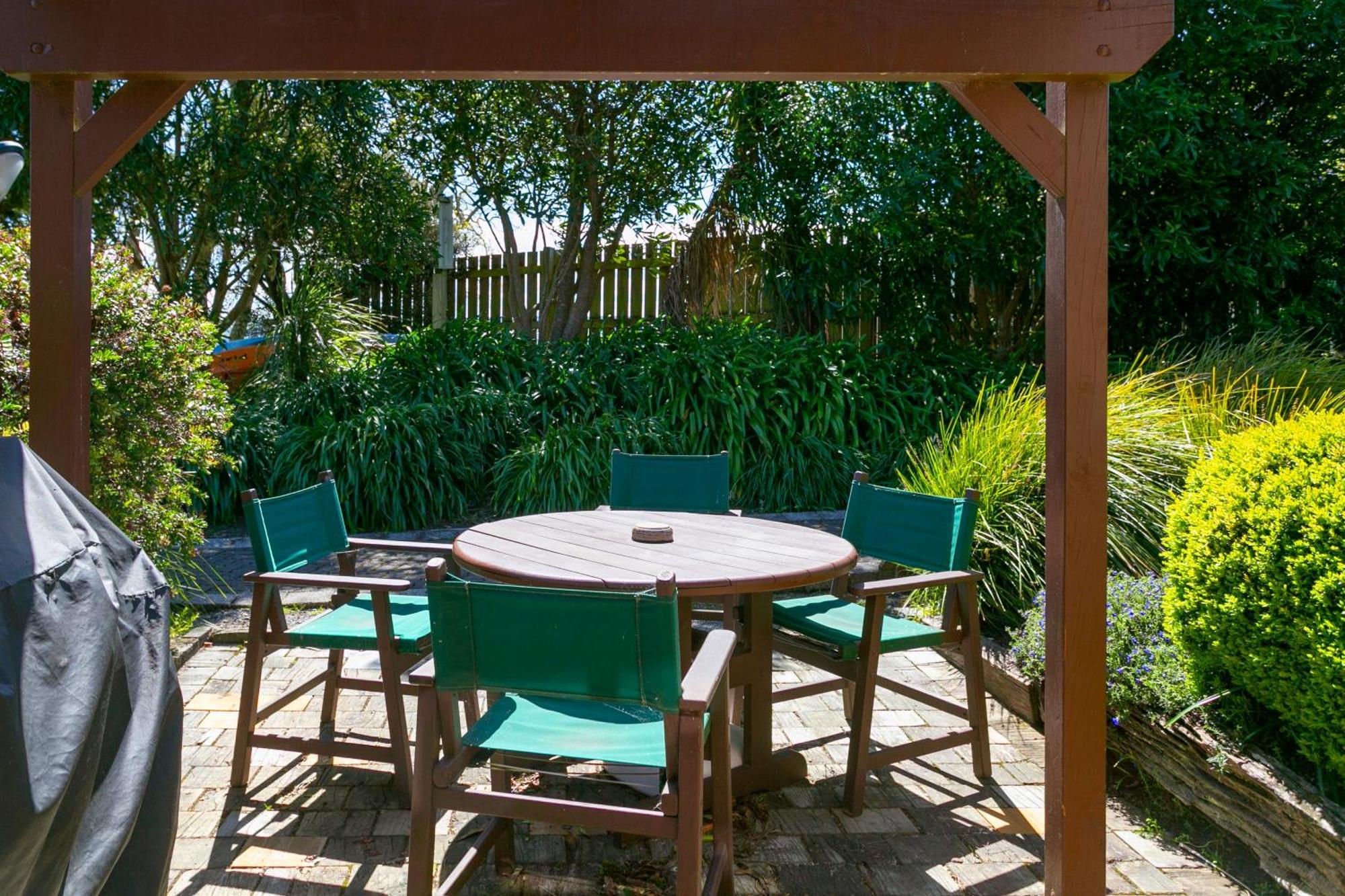 Cascades Lakefront Motel Lac Lac Taupo Extérieur photo A pergola in a garden