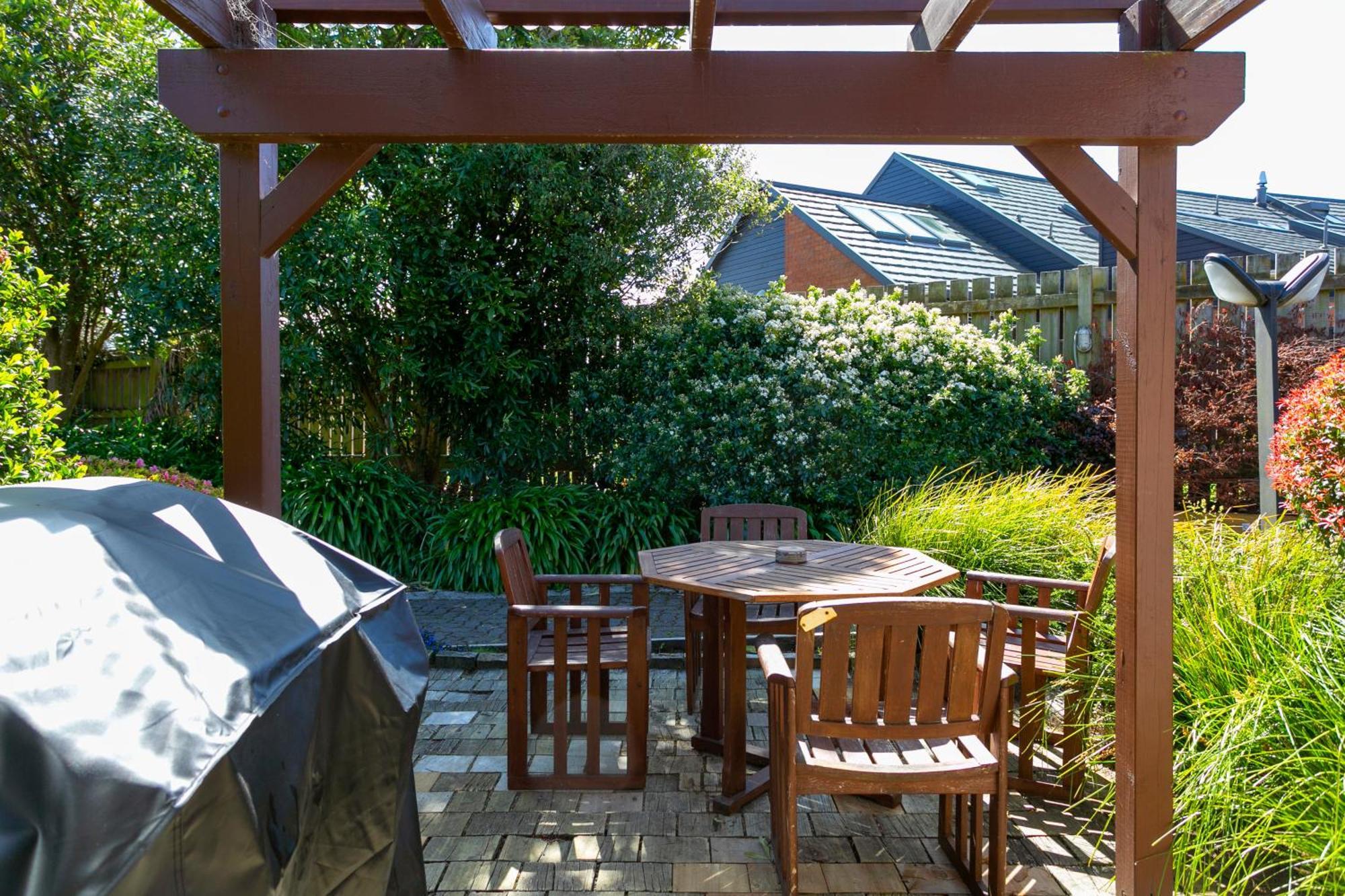 Cascades Lakefront Motel Lac Lac Taupo Extérieur photo A pergola in a backyard