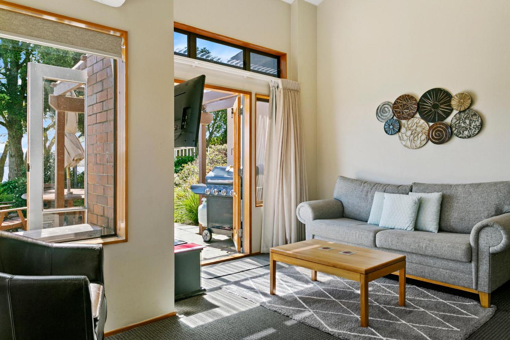 Cascades Lakefront Motel Lac Lac Taupo Extérieur photo A living room in a typical apartment at the hotel