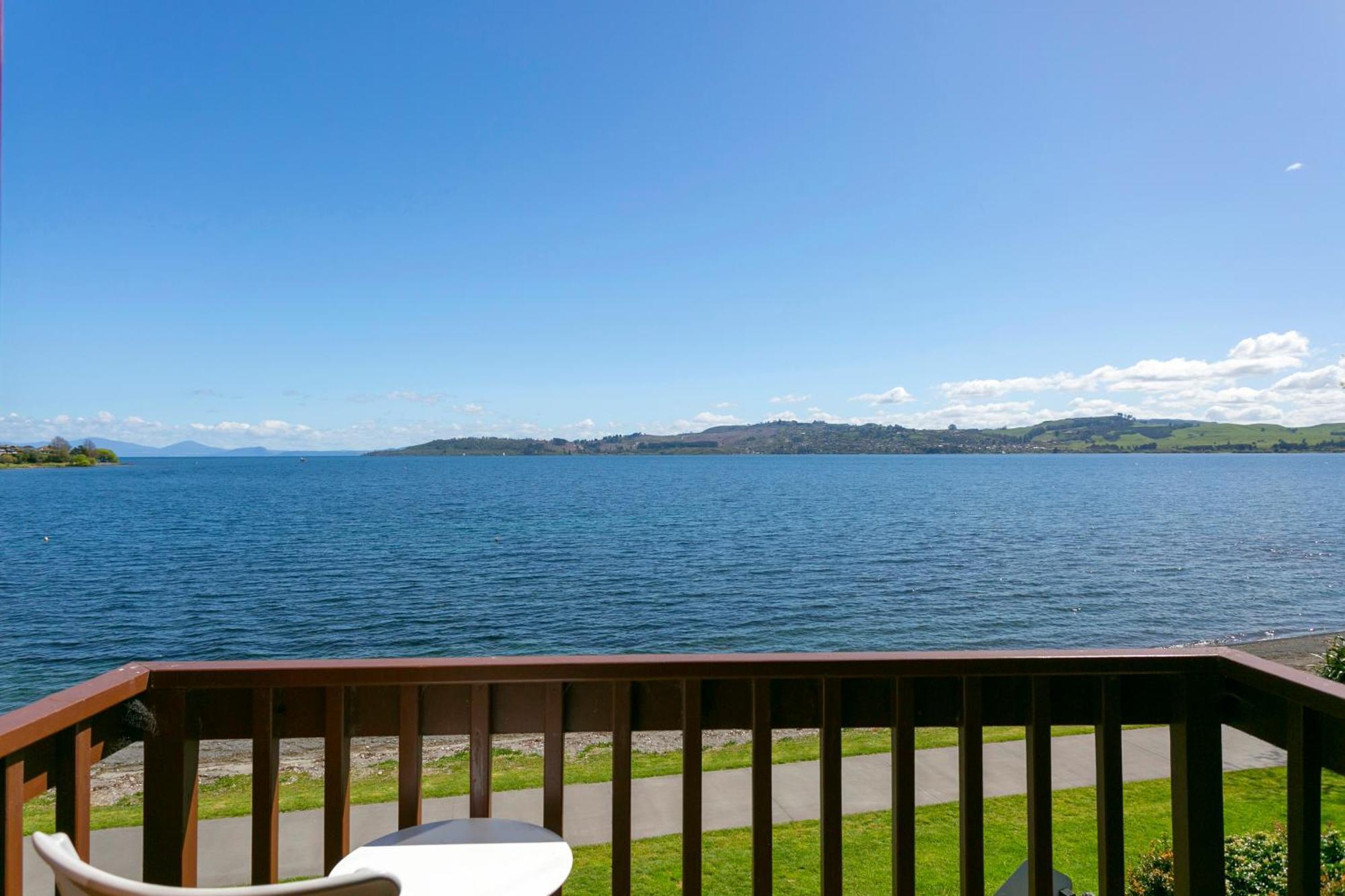 Cascades Lakefront Motel Lac Lac Taupo Extérieur photo View of the bay from the hotel