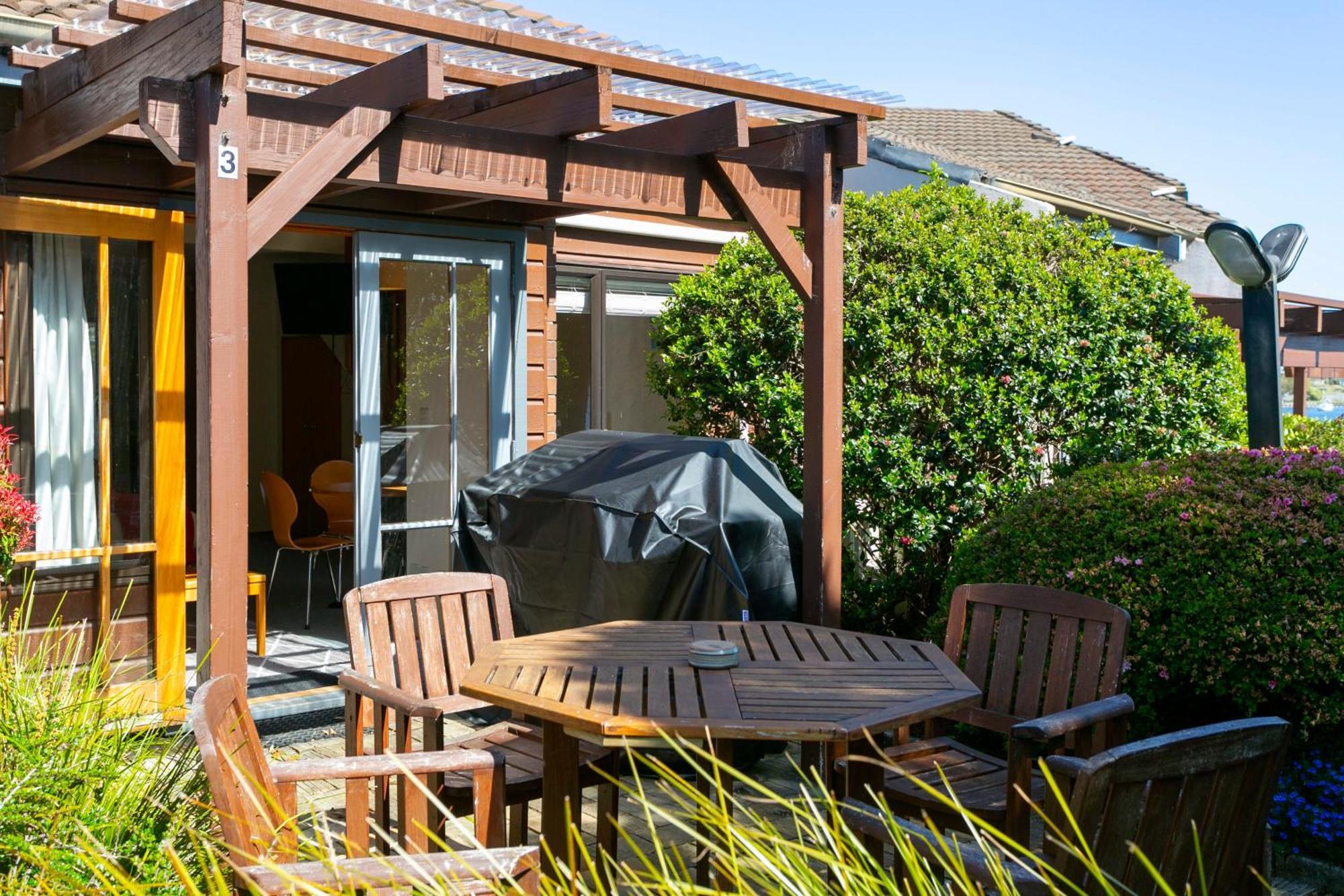 Cascades Lakefront Motel Lac Lac Taupo Extérieur photo A pergola in a garden