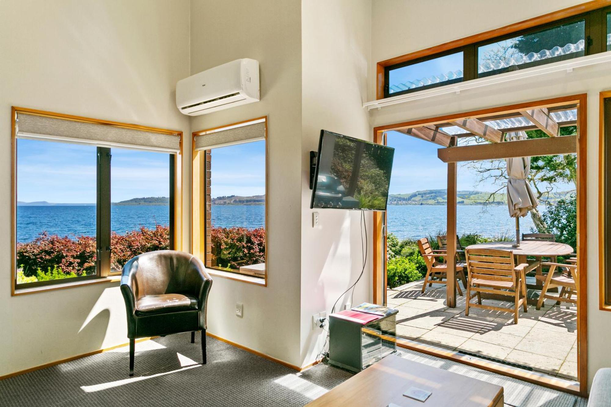 Cascades Lakefront Motel Lac Lac Taupo Extérieur photo A room at the Bay of Many Coves