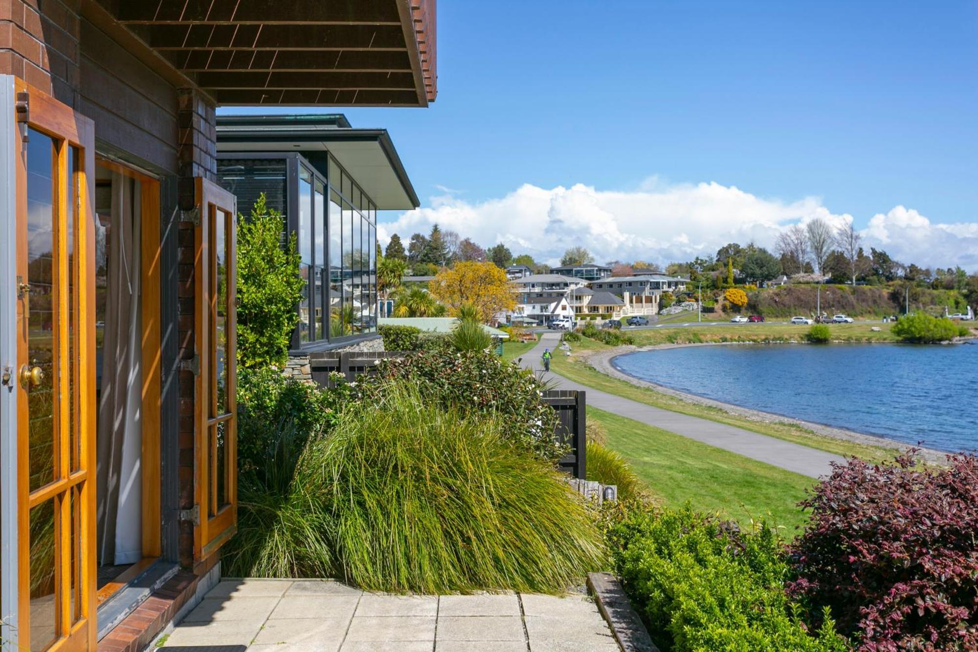 Cascades Lakefront Motel Lac Lac Taupo Extérieur photo View of the lake from the library