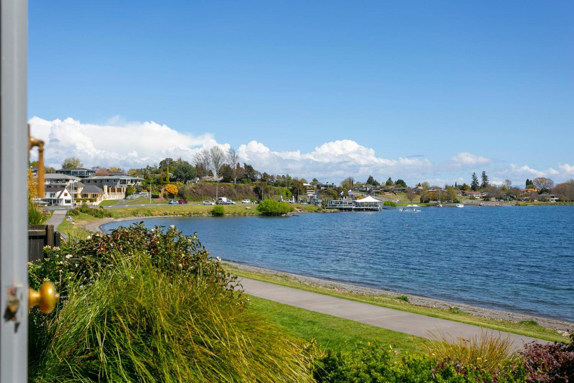 Cascades Lakefront Motel Lac Lac Taupo Extérieur photo View of Lake Stevens