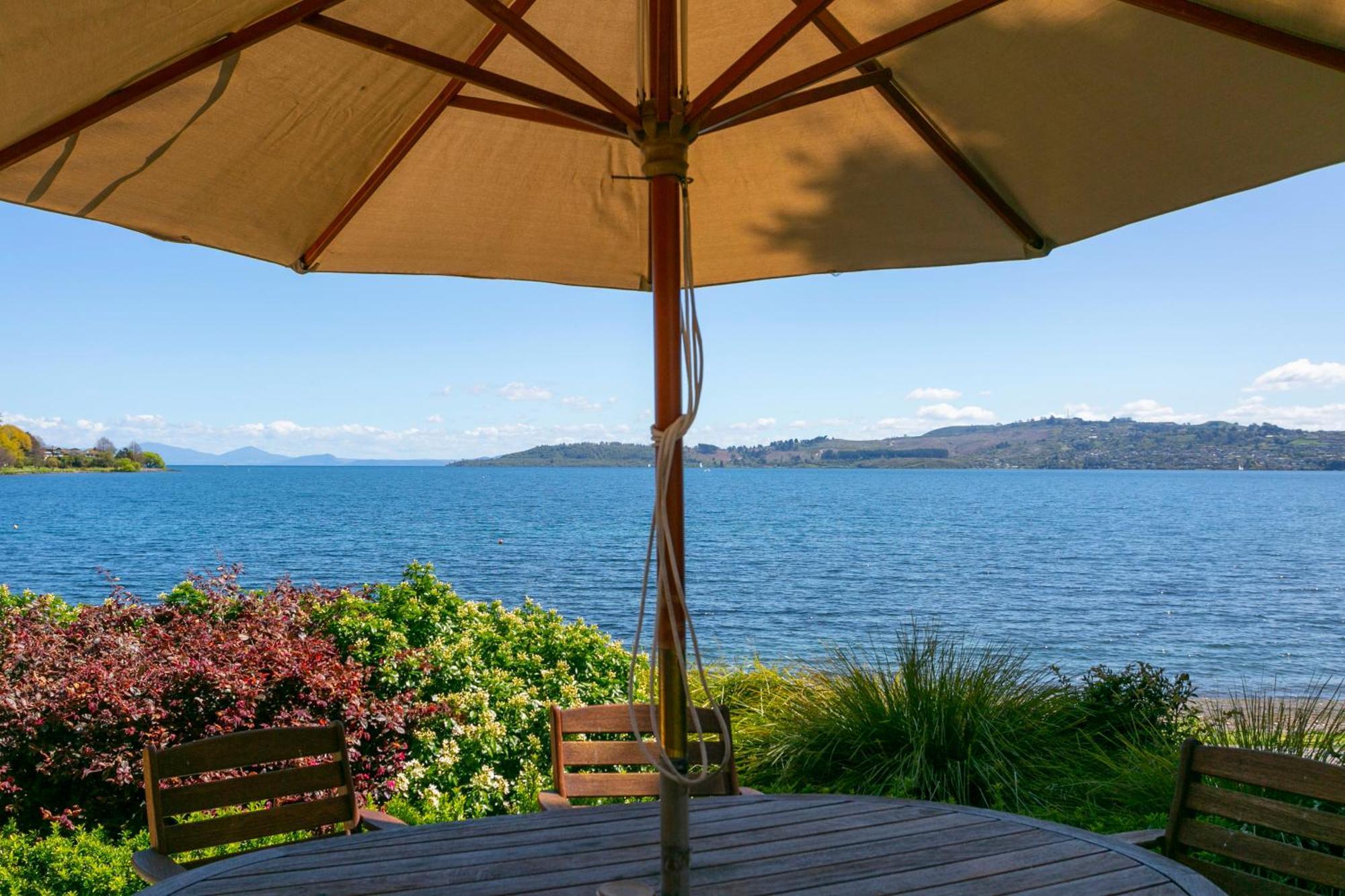 Cascades Lakefront Motel Lac Lac Taupo Extérieur photo View of the bay from the town